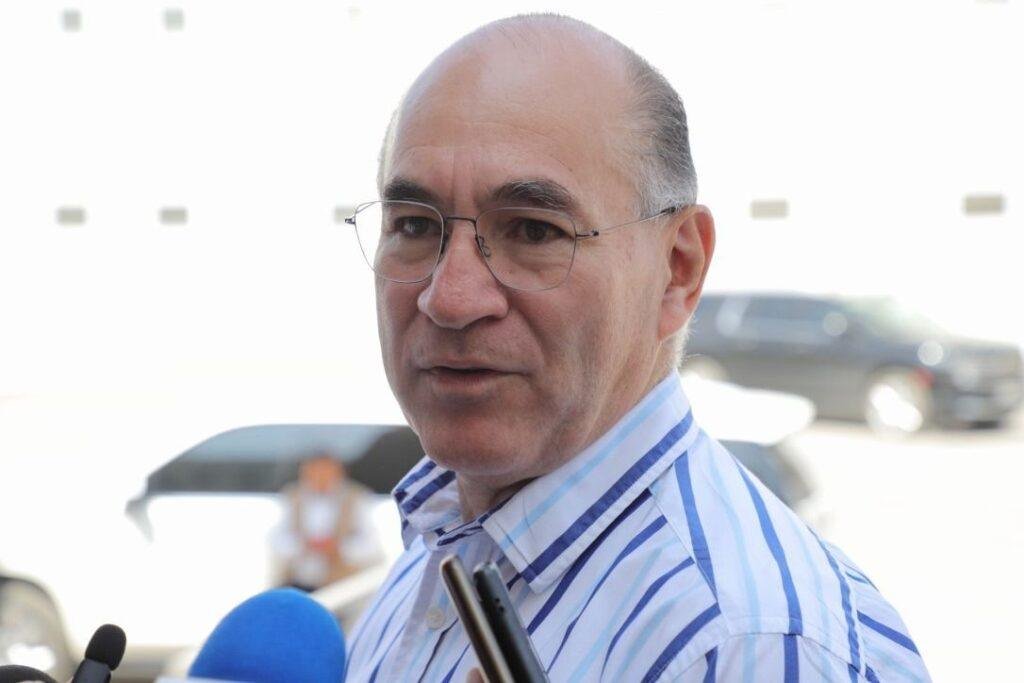 Enrique Galindo desata indignación por viajar a Acapulco en plena crisis de agua