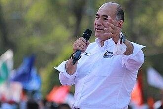 Enrique Galindo acelera campaña por la gubernatura mientras abandona los problemas de la capital