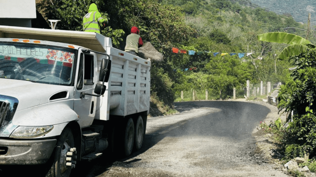 Ricardo Gallardo renueva caminos y mejora la movilidad de la Sierra Sur