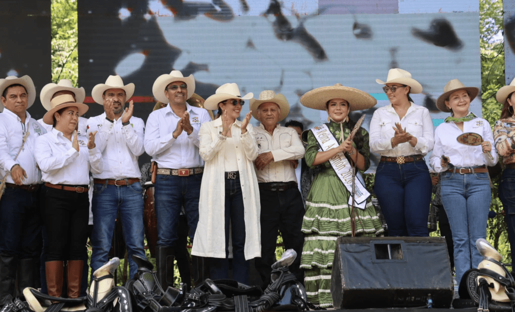 Ruth González Silva fortalece su cercanía con Aquismón al compartir sus tradiciones